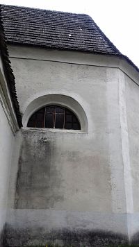 okno v lodi kostola