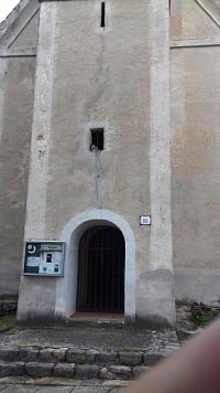 vchod do kostola cez predstavanú vežu