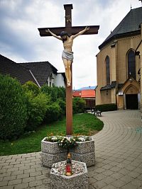 kríž pred kostolom