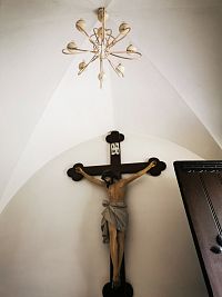 Ježiš na kríži za vchodom do kostola, luster