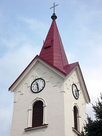 veža kostola s hodinami a krížom na vrchole strechy