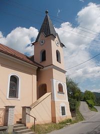 veža kostola má samostatný vchod