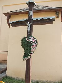 kríž pred kaplnkou