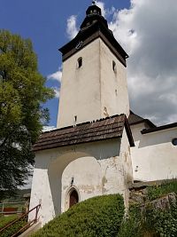 veža kostola a vstupná brána ku kostolu