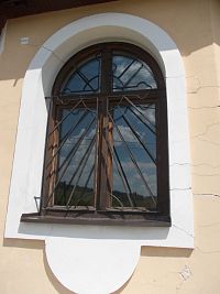 okno so železným krížom