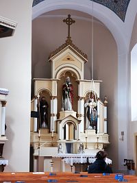 hlavný oltár v strede so sochou sv. Barbory