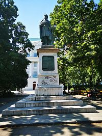 socha Jozefa Ressela pred budovou univerzity