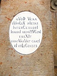 latinský nápis pod sochou
