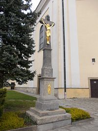 kamenný kríž pri kostole