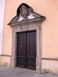 vchod do kostola s drevenými dverami