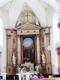 hlavný oltár s oltárnym obrazom a sochami