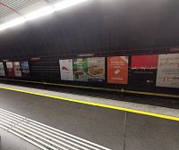 plagáty - pútače na stanici metra