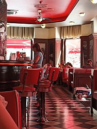 v retro reštaurácii pripomínajúcej 50. roky 20. storočia v Amerike