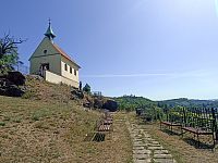 kaplnka sv. Kláry na kopci nad Vinicou sv. Kláry, ktorá je už dnes súčasťou botanickej záhrady
