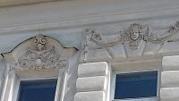 detail výzdoby nad oknami