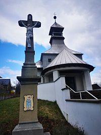 kamenný kríž a kaplnka