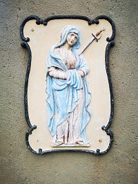 reliéf Panny Marie na kamennom kríži
