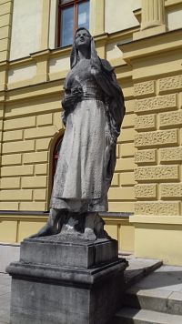 socha ženy pred budovou