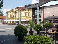 žltá budova Národného domu a pristavaná časť, sídlo Slovenského komorného divadla