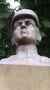 busta generála Štefánika od akademického sochára J. Mundier