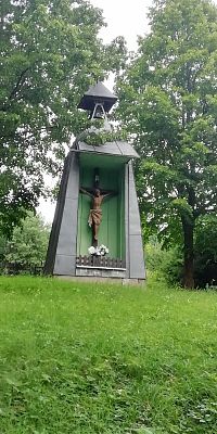 kríž a oplechovaná zvonička alebo kaplnka, ktorú dala postaviť rodina Hunčíkova