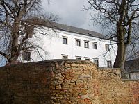 zámok s hradným múrom