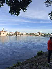 pohľad na náprotivnú stranu - na Staré mesto s Muzeom B. Smetany a Národným divadlom