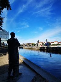 socha pri Museu Kampa venovaná Prahe roku 2009 pri príležitosti 90. narodením Medy Mládkovej