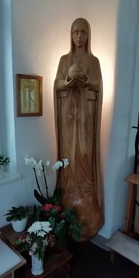 socha Madony - Panny mocnej v predsienke kapličky