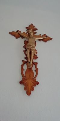 drevený kríž v predsienke