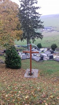 ppohľad od múra na cintorín s krížom