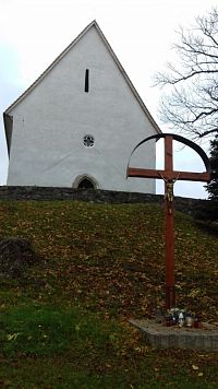 pohľad od kríža na cintoríne na kostolík