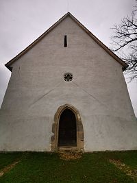 čelná stena kostolíka so vstupom - 1. písomná zbierka o kostolíku je z roku 1332