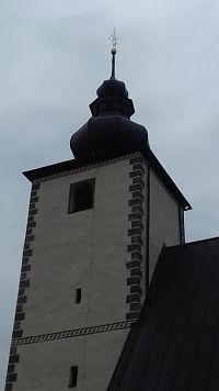 veža zakončená barokovou cibuľovitou strechou