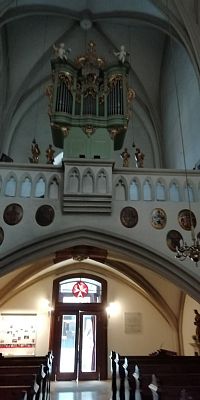 organ a vchod do kostola