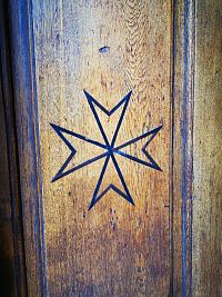 maltézsky znak na dverách