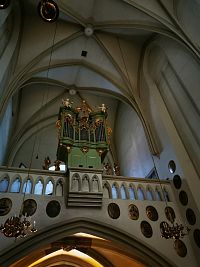 gotický strop, organ, erby