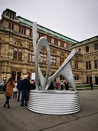 jediná moderná socha pred operou