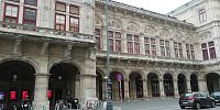 podlubie na budove opery od ulice Operngasse
