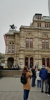 pohľad na sochu nad vchodom do opery