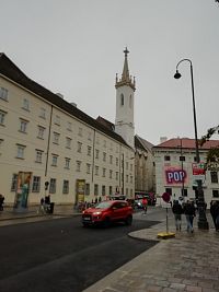veža kostola, v popredí Albertina