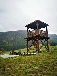 rozhľadňa, stolík s lavicami, odkladač na bicykle