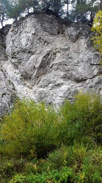 skaly bývalého kameňolomu