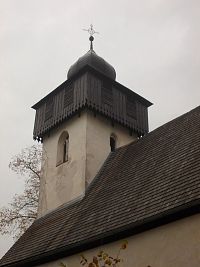 veža s dreveným ochozom a bankou s krížom