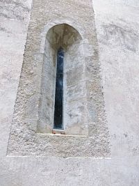 gotické štrbinové okno