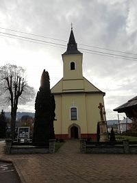 pohľad na kostol a blízke okolie