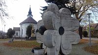 pomník a kostol v obci Bzince pod Javorinou
