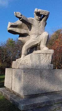 socha bojovníka od Rudolfa Uhra