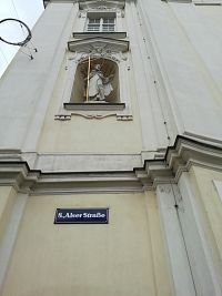 názov ulice kde sa kostol nachádza, vo výklenku socha Jana Nepomuckého