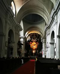 pohľad na hlavný oltár a časť kostola